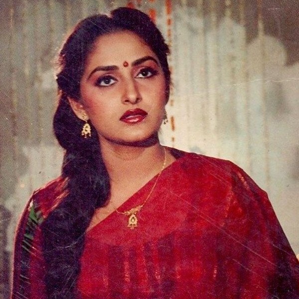 শ্রীকান্তের সঙ্গে জয়ার মেলামেশা বাড়তে থাকে। সম্পর্ক ধীরে ধীরে প্রণয়ে পরিণত হয়। কিন্তু শ্রীকান্ত বিবাহিত ছিলেন। দুই সন্তানও ছিল তাঁর। জয়া সব জেনেই শ্রীকান্তের প্রেমে পড়েছিলেন। দু’জনে একসঙ্গে থাকতেও শুরু করেন।