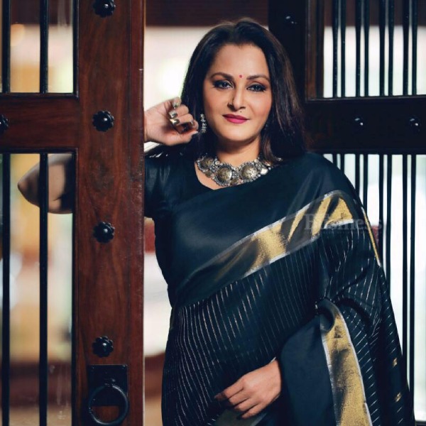 ১৯৮৬ সালে শ্রীকান্ত এবং জয়া বিয়ে করেন। বিয়ের খবর জনসমক্ষে আসা মাত্রই জয়া বলিপাড়ায় কটাক্ষের শিকার হন। শ্রীকান্তকে বিয়ে করা নিয়ে প্রশ্নের মুখে পড়েন জয়া।