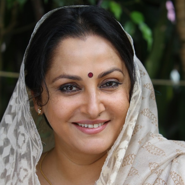 জয়াকে কোনও দিনই নিজের বাড়িতে নিয়ে যাননি শ্রীকান্ত। আলাদা একটি বাড়িতে থাকতেন অভিনেত্রী। শ্রীকান্ত মাঝেমধ্যে তাঁর সঙ্গে দেখা করতে আসতেন। বেশির ভাগ সময় শ্রীকান্ত তাঁর প্রথম স্ত্রী এবং তিন সন্তানের সঙ্গে কাটাতেন।