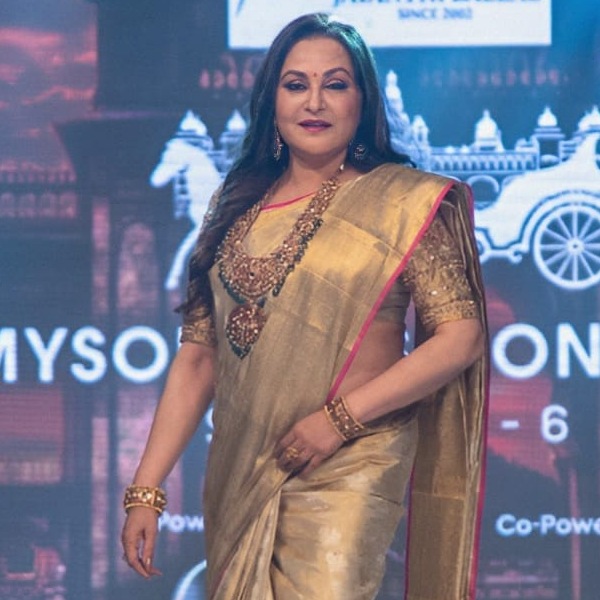 শ্রীকান্তের সঙ্গে ধীরে ধীরে দূরত্ব বাড়তে শুরু করে জয়ার। আইনগত ভাবে বিবাহবিচ্ছেদ না হলেও শ্রীকান্তের থেকে আলাদা থাকতে শুরু করেন জয়া। পরে জয়া এক পুত্রসন্তান দত্তক নেন।