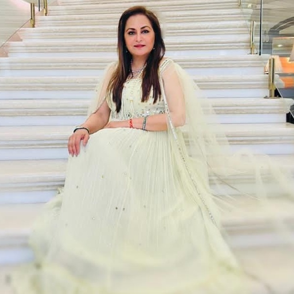 কেরিয়ারের তুঙ্গে থাকাকালীনই রুপোলি পর্দা ছেড়ে রাজনীতিতে যোগ দেন জয়া। ১৯৯৪ সালে তেলুগু দেশম পার্টি (টিডিপি)-তে যোগ দেন ৩২ বছরের জয়া। ২০১৮ সালে একটি সাক্ষাৎকারে তিনি বলেছিলেন, ‘‘এনটিআর (এন টি রামা রাও)-এর একটা ফোনে আমি রাজনীতিতে এসেছিলাম। ছোটবেলা থেকে ওঁর ছবি দেখে বড় হয়েছি। হঠাৎ এক দিন ওঁর নায়িকা হলাম। রাজনীতিতে আসাটাও হঠাৎ করেই হয়েছিল।’’