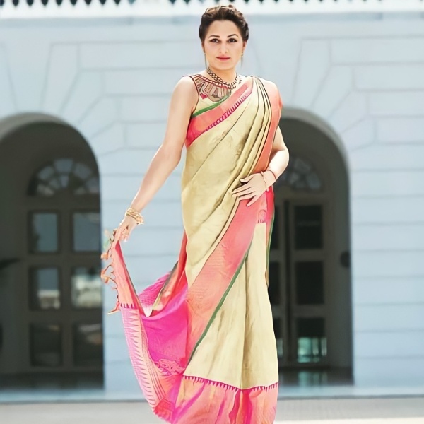 হঠাৎ করে চলে এলেও রাজনীতিতে কম সফল হননি বলিউডের এই নায়িকা। ১৯৯৬ সালে অন্ধ্রপ্রদেশে থেকে রাজ্যসভার সাংসদ হন। তবে এন চন্দ্রবাবু নায়ডু টিডিপি-র দায়িত্ব নেওয়ার পর দলের সঙ্গে তাঁর সম্পর্কে চিড় ধরে।