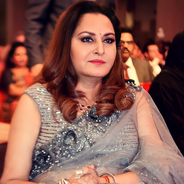 এর পর মুলায়ম সিংহ যাদবের ডাকে সাড়া দিয়ে সমাজবাদী পার্টিতে চলে যান জয়া। যদিও ২০১০ সালে দলবিরোধী কার্যকলাপের অভিযোগে তাঁকে পার্টি থেকে বহিষ্কার করেন মুলায়ম। তার আগেই অবশ্য রামপুর লোকসভা কেন্দ্র থেকে দু’বার নির্বাচিত হয়েছেন তিনি (২০০৪ এবং ২০০৯)।