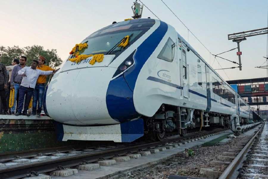 নয়াদিল্লি থেকে কানপুর এবং এলাহাবাদ হয়ে বারাণসী পর্যন্ত প্রথম বন্দে ভারত ট্রেনটি চালু হয়েছিল ২০১৯-এর ফেব্রুয়ারিতে। কিন্তু ‘ট্রেন-১৮’ নামে এই ট্রেনের পরীক্ষামূলক যাত্রার সময়েই তাতে ঢিল পড়েছিল। ভেঙে গিয়েছিল জানলার কাচ।