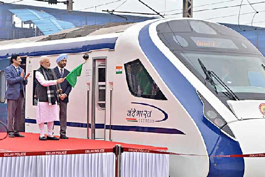 বিজেপির শাসনকালে এই ট্রেন চালু করে রেলমন্ত্রক। ট্রেনের উদ্বোধন করেছিলেন খোদ প্রধানমন্ত্রী নরেন্দ্র মোদী। উত্তরপ্রদেশে তখন গেরুয়া ঝড়। মুখ্যমন্ত্রীর গদিতে যোগী আদিত্যনাথ। তার পরেও কেন্দ্রের সেই ‘স্বপ্নের’ ট্রেনে পাথর ছোড়া হয়েছিল বিজেপি রাজ্য থেকেই।