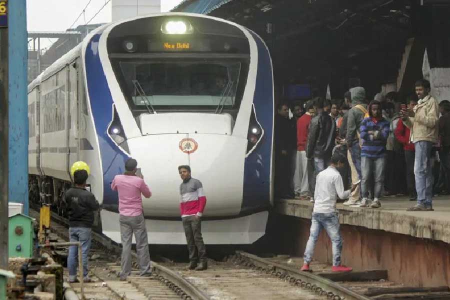 প্রথম বন্দে ভারত চালুর প্রথম দু’মাসেই সেই ট্রেনের বিপুল ক্ষতি হয়। রেলকে বার বার ট্রেনটির কাচ বদলাতে হয়। সেই আবহে বন্দে ভারতের প্রতিটি কামরার বাইরের দিকে সিসিটিভি ক্যামেরা বসানোর সিদ্ধান্ত নেয় রেল।