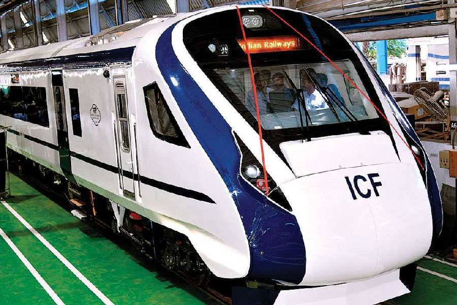 মূলত পাথর ছোড়ার ঘটনা রুখতে এবং অভিযুক্তদের চিহ্নিত করতে ক্যামেরা লাগানোর সিদ্ধান্ত নেওয়া হয়েছিল। সিদ্ধান্ত নেওয়া হয়, বন্দে ভারতের প্রতিটি কামরায় ছ’টি করে সিসিটিভি লাগানো হবে। রেলের নেওয়া সেই সিদ্ধান্তের জেরেই বৃহস্পতিবার বাংলায় চালু হওয়া বন্দে ভারতে পাথর ছোড়া অভিযুক্তদের চিহ্নিত করেছে রেল।