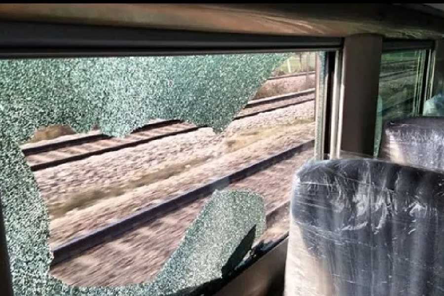 তবে বন্দে ভারতের প্রতি কামরায় ক্যামেরা বসিয়েও বিশেষ লাভ হয়নি। দিল্লি-বারাণসী বন্দে ভারত এক্সপ্রেসের পর একে একে আরও ছ’টি বন্দে ভারত এক্সপ্রেস ভারতে চালু হয়েছে। পাথরের হামলা থেকে রক্ষা পায়নি এই ট্রেনগুলিও।