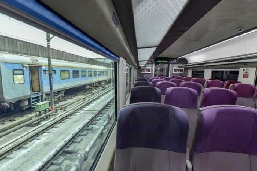 বন্দে ভারতের দ্বিতীয় ট্রেন চালু হয়েছিল ২০১৯-এর অক্টোবরে। কিন্তু এই ট্রেনের পরীক্ষামূলক যাত্রার সময়ও একই ঘটনা ঘটে। পাথর মেরে ভেঙে দেওয়া হয় ট্রেনটির সামনের কাচ।