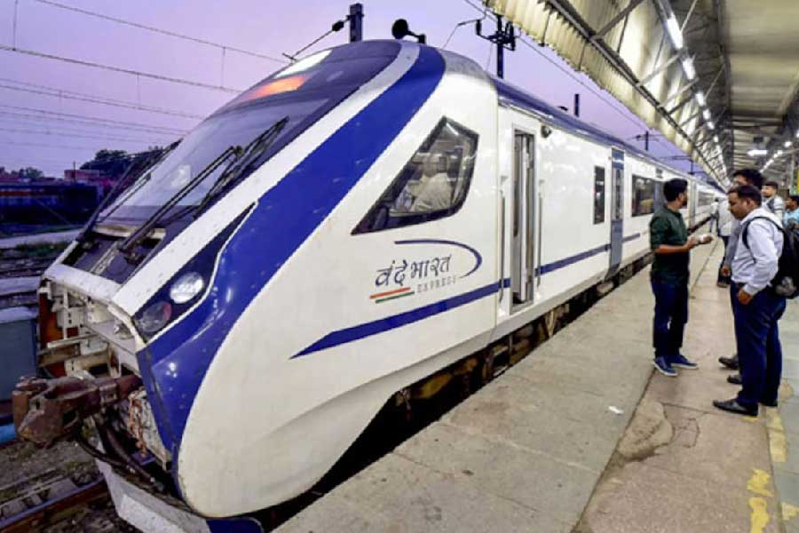 এর পর আরও সাবধান হয় রেল। যাত্রীদের নিয়ে যাত্রা শুরুর প্রথম কয়েক দিন যে কোনও পরিস্থিতির মোকাবিলার জন্য দিল্লি-কাটরা বন্দে ভারত এক্সপ্রেসের ৬৫৪ কিলোমিটার রুটে, জম্মু এবং পাঠানকোটের মতো সংবেদনশীল স্টেশনগুলিতে ভারতীয় সেনার বিশেষ কম্যান্ডোদের মোতায়েন করা হয়। তবে এত করেও পাথর ছোড়া আটকানো যায়নি। বন্দে ভারতে পাথর ছোড়ার একাধিক ঘটনা ঘটেছে এর পরেও।