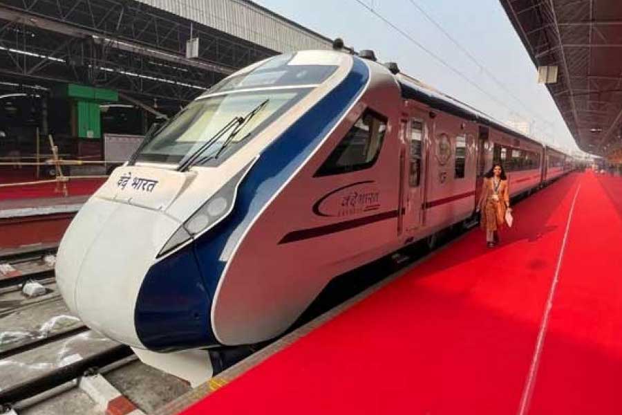 গুজরাতের গান্ধীনগর থেকে মুম্বইগামী বন্দে ভারতের তৃতীয় ট্রেনেও একাধিক বার পাথর ছোড়ার ঘটনা ঘটেছে। নভেম্বরে এই ট্রেনে চেপে আমদাবাদ থেকে সুরত যাচ্ছিলেন ‘অল ইন্ডিয়া মজলিস-ই-ইত্তেহাদুল মুসলিমিন’ (মিম)-এর প্রধান আসাউদ্দিন ওয়েইসি। সঙ্গে ছিলেন দলের একাধিক নেতা।