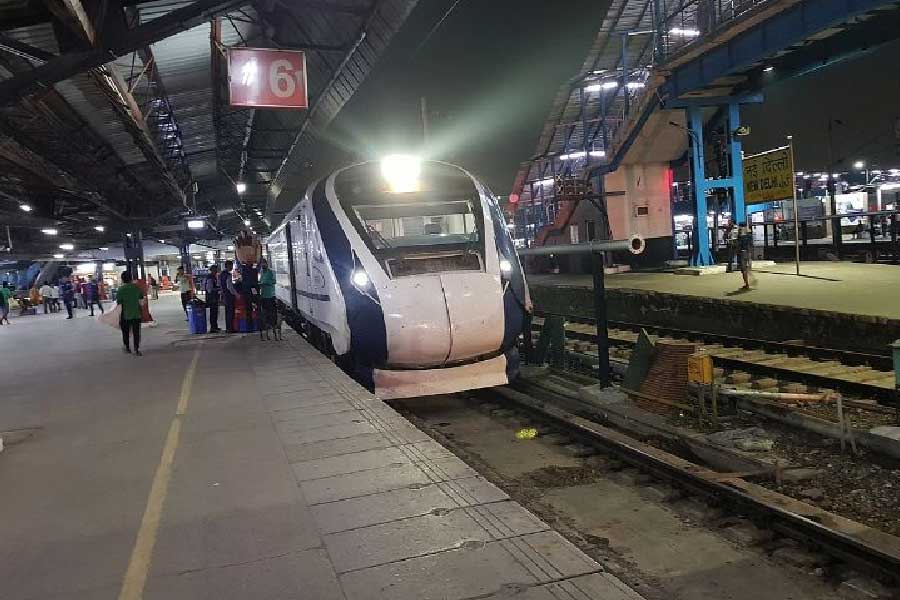 মিম-এর নেতা ওয়ারিস খান দাবি করেন, তাঁদের যাত্রা করার সময় কিছু অজ্ঞাতপরিচয় ব্যক্তি কামরা লক্ষ্য করে পাথর ছোড়া শুরু করে। যার ফলে ক্ষতিগ্রস্ত হয় ওই কামরার জানলার কাচ। এই ঘটনায় গুজরাতের শাসকদল বিজেপি কর্মীদের দিকে অভিযোগের আঙুল তোলে মিম।