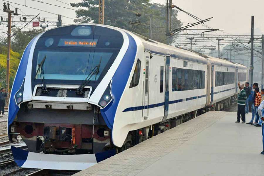 তবে গুজরাত সরকারের তরফে এই অভিযোগ অস্বীকার করা হয়। পশ্চিম রেলের পুলিশ সুপার জানান, এটি আদপেও পাথর ছোড়ার ঘটনা ছিল না। ভারুচ জেলার অঙ্কলেশ্বরের কাছে রেললাইনে কাজ চলছিল। বন্দে ভারত ট্রেনটি ওই জায়গা দিয়ে যাওয়ার সময় কিছু ছোট পাথর রেলের কাচে এসে লাগে। আর সেই কারণেই রেলের কাচ ভেঙে যায়।