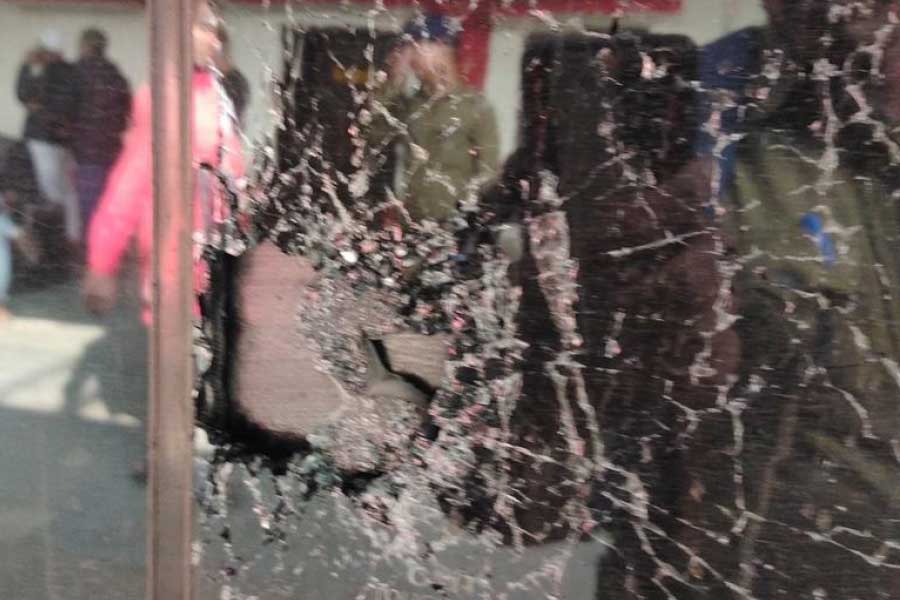 এর পরের তিনটি বন্দে ভারত অর্থাৎ, দিল্লি-উনা, চেন্নাই-মাইসুরু এবং বিলাসপুর-নাগপুরগামী বন্দে ভারতেও বিক্ষিপ্ত ভাবে পাথর ছোড়ার ঘটনা ঘটেছে।