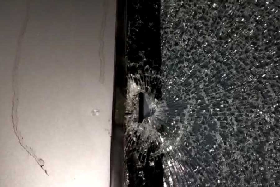 পাথর ছুড়ে বন্দে ভারতের কাচ ভাঙার প্রচেষ্টাকে ব্যর্থ করতে আরও একটি সিদ্ধান্ত নেওয়া হয়েছিল রেলের তরফে। রেল মন্ত্রকের তরফে জানানো হয়েছিল, বন্দে ভারতে এমন কাচ লাগানো হবে যা পাথরের আঘাত সহজেই সহ্য করে নেবে।