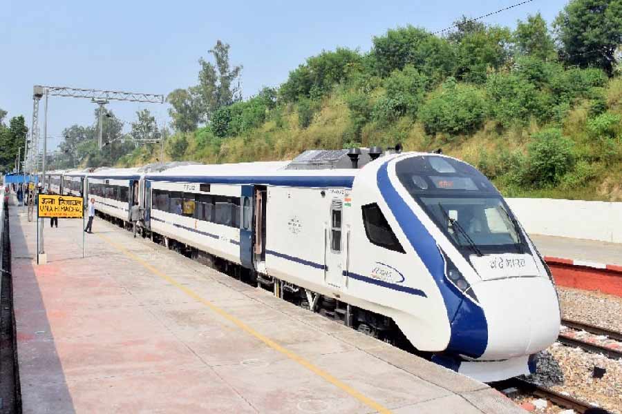 প্রধানমন্ত্রী নরেন্দ্র মোদী এবং রাজ্যের মুখ্যমন্ত্রী মমতা বন্দ্যোপাধ্যায়ের উপস্থিতিতে গত ৩০ ডিসেম্বর উদ্বোধন করা হয় দেশের সপ্তম তথা বাংলার প্রথম বন্দে ভারত এক্সপ্রেসের। সেই ট্রেন যাত্রা শুরু করতেই পর পর দু’বার পাথর খেয়েছে। যদিও কোনও যাত্রী আহত হননি।