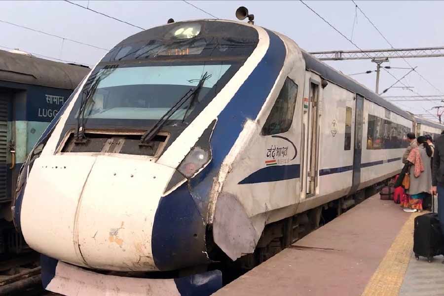 বিজেপির দাবি ছিল, শাসকদলের কর্মীরা এই কাণ্ড ঘটিয়েছে। যদিও প্রথম থেকেই রাজ্যের শাসকদল জোর গলায় বলেছিল, এই কাণ্ডে দলীয় কর্মীদের হাত নেই। সেই কথাই সত্যি প্রমাণিত করে রেলের তরফে বৃহস্পতিবার জানানো হয়, বাংলার বন্দে ভারতে পাথর ছোড়া হয়েছিল, কিন্তু সেই পাথর বিহারের ধূলাবাড়ি এবং মানগুরজান স্টেশনের মাঝামাঝি কোনও জায়গা থেকে এই পাথর ছোড়া হয়েছিল।