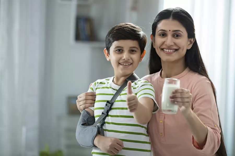রোজ অন্তত দু’গ্লাস করে দুধ খাওয়ান খুদেকে।