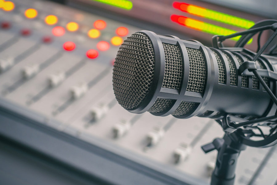 এই রেডিয়ো শো-তে অতিথি হিসাবে উপস্থিত হয়েছিলেন মেল ওয়াটার্স নামে এক ব্যক্তি। তিনিই প্রথম এলেনসবার্গে একটি রহস্যময় গহ্বরের কথা বলেন।