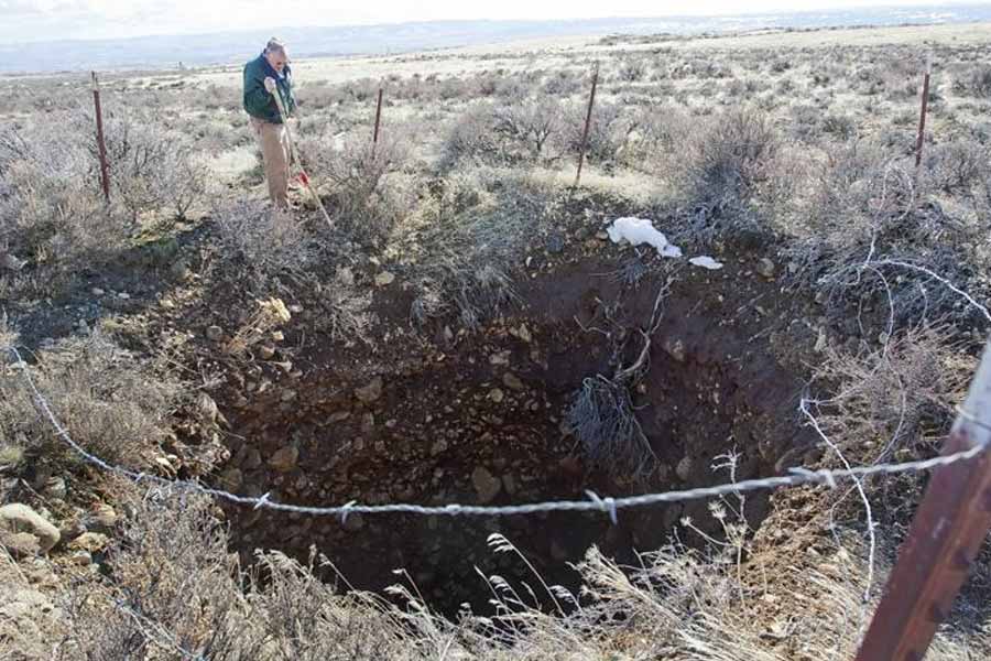 মেল দাবি করেছিলেন, এলেনসবার্গ থেকে আরও প্রায় ১৪ কিমি পশ্চিমে শহরের এক প্রান্তে তাঁর কিছুটা জমি রয়েছে। এই জমিতে রয়েছে আশ্চর্য এক গহ্বর। যে গহ্বরের তল নেই।