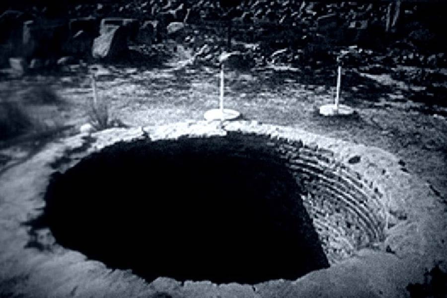 এই গহ্বরের মুখ খুব বেশি চওড়া নয়। সাধারণ পাতকুয়োর মতোই এর আকার। বাইরে থেকে দেখলে এই গহ্বরে কোনও অস্বাভাবিকতা খুঁজে পাওয়া যায় না।