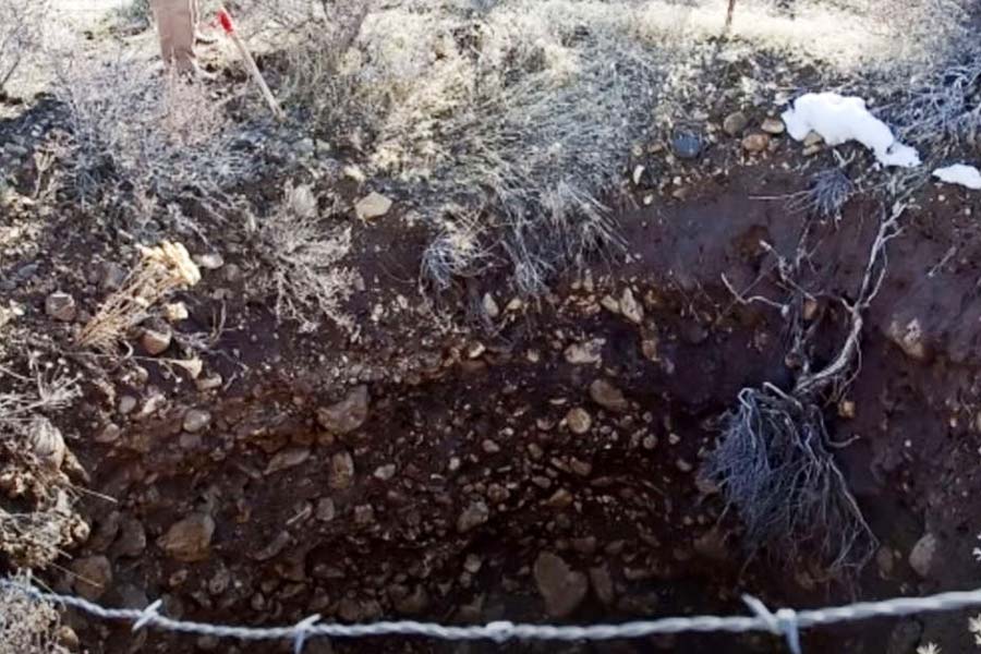 কিন্তু মেলের দাবি, এই গহ্বর অতল। তার গোলাকার প্রাচীরের ভিতর রয়েছে জাদুর ছোঁয়া। তাঁর বিশ্বাস ছিল, পৃথিবীর প্রায় শেষ প্রান্তের এই গহ্বর পৌঁছে দেয় অন্য কোনও অজানা দুনিয়ায়।