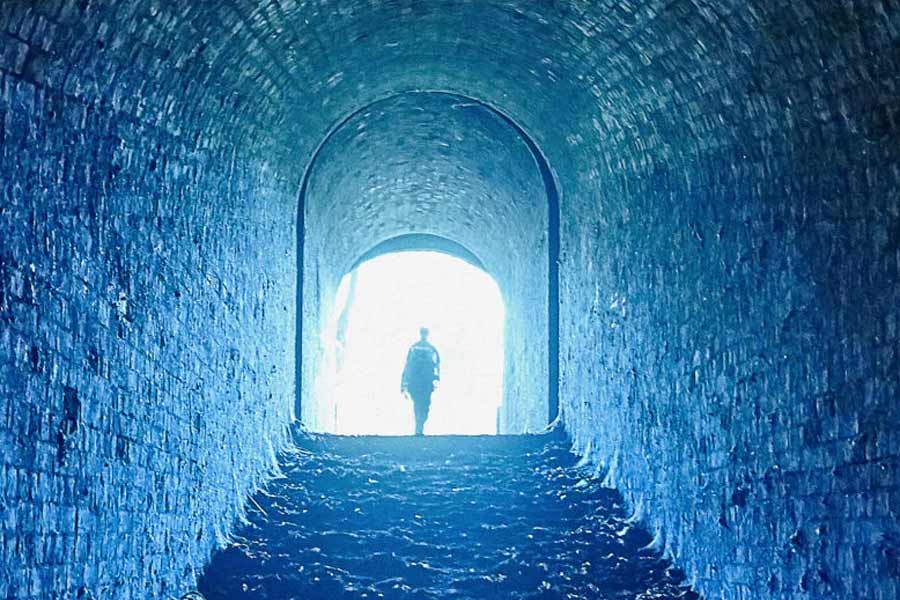 মৃত্যুর পর পৃথিবীর মায়া কাটিয়ে কোথায় যায় মানুষ কিংবা অন্যান্য প্রাণী? সে প্রশ্নের উত্তর অজানা। তাই তা নিয়ে কৌতূহলেরও অন্ত নেই। মেলের এই গহ্বরে সেই উত্তর লুকিয়ে আছে বলে মনে করেন কেউ কেউ।