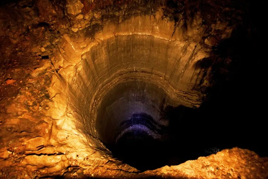 মেল ওয়াটার্স নামে কোনও ব্যক্তির নাম সরকারি কাগজপত্রে নথিভুক্ত নেই। এমনকি এলেনসবার্গ শহরে এমন কোনও গহ্বরের অস্তিত্বের কথাও স্বীকার করা হয় না।