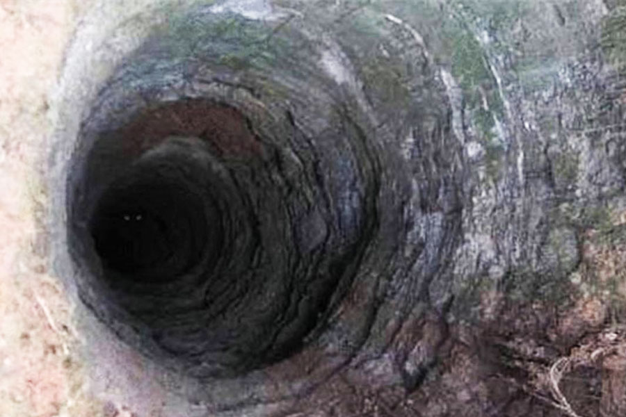 তবে এলেনসবার্গে আদৌ তেমন কোনও গহ্বর আছে কি না, মেল ওয়াটার্স নামে সত্যিই কেউ ছিলেন কি না, রেডিয়ো শো-তে তিনি ছদ্মনামে আত্মপ্রকাশ করেছিলেন কি না, সে সব তথ্য প্রকাশ্যে আসেনি কখনও।