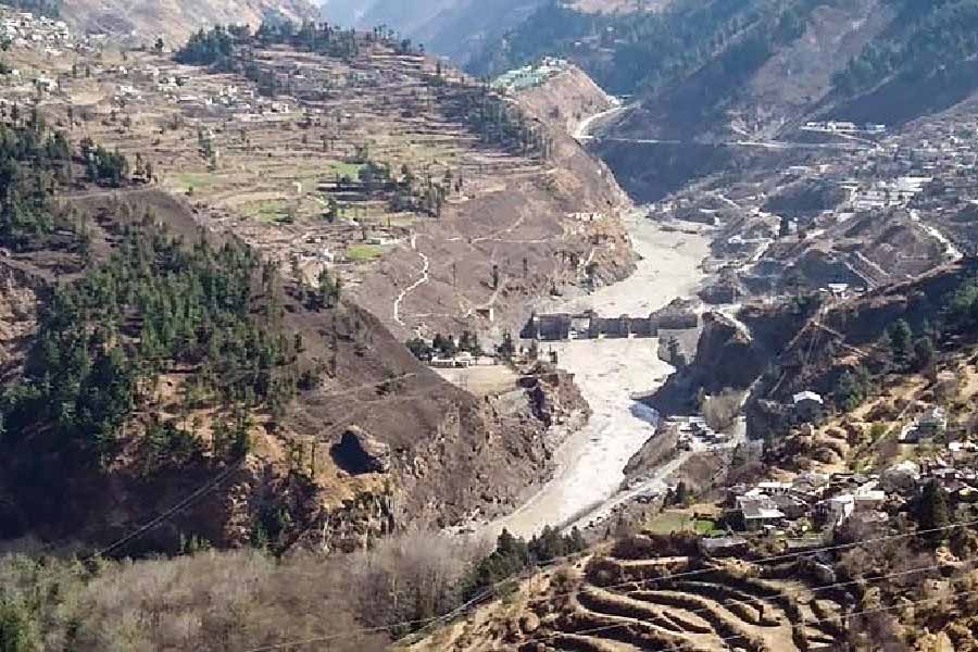 জোশীমঠে বার বার হয়েছে প্রাকৃতিক বিপর্যয়। বার বার নেমেছে ভূমিধস। সেই অতীত থেকে। কেন এ রকম হয় প্রাচীন এই জনপদে? কী সেই কারণ?
