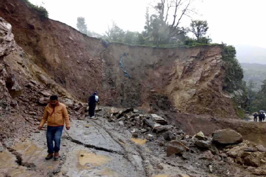 ভূবিজ্ঞানীরা মনে করছেন, এর নেপথ্যে যথেষ্ট কারণ রয়েছে। বলা হয়ে থাকে, ‘পুরনো ভূমিধ্বসের উপর’ তৈরি হয়েছিল শহর। সে কারণেই বিপদ এসেছে বার বার।