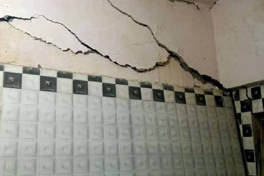 সোমবার মাঝরাতে ফের মাটির নীচে থেকে কিছু শব্দ শুনতে পান জোশীমঠের কিছু অংশের বাসিন্দারা। তাঁরা আতঙ্কিত হয়ে ওঠেন। বুধবার অনেক পরিবারই নিরাপদ স্থানে সরে যায়। বৃহস্পতিবার ফের শহরের কিছু অংশের মাটি ফেটে জল উঠে আসতে দেখা যায়।