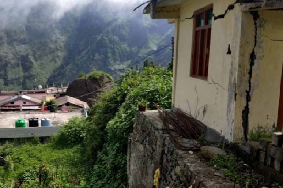 বুধবার পথে নামেন শহরবাসী। সরকারের সামনে দাবি রাখেন, শহরে সব রকম নির্মাণ কাজ বন্ধ করা হোক। শহরবাসীদের একাংশের দাবি, ‘পুরনো ভূমিধ্বসের উপর’ তৈরি হয়েছিল বলেই এক দিন নিশ্চিহ্ন হবে শহর। 