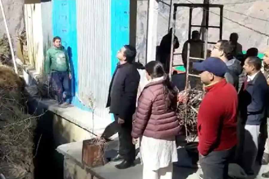 জোশীমঠ পুরসভার চেয়ারম্যান শৈলেন্দ্র পাওয়ার আশঙ্কা প্রকাশ করে বলেছেন, ‘‘প্রতি মুহূর্তে ফাটল বাড়ছে। এটাই উদ্বেগের বিষয়।’’