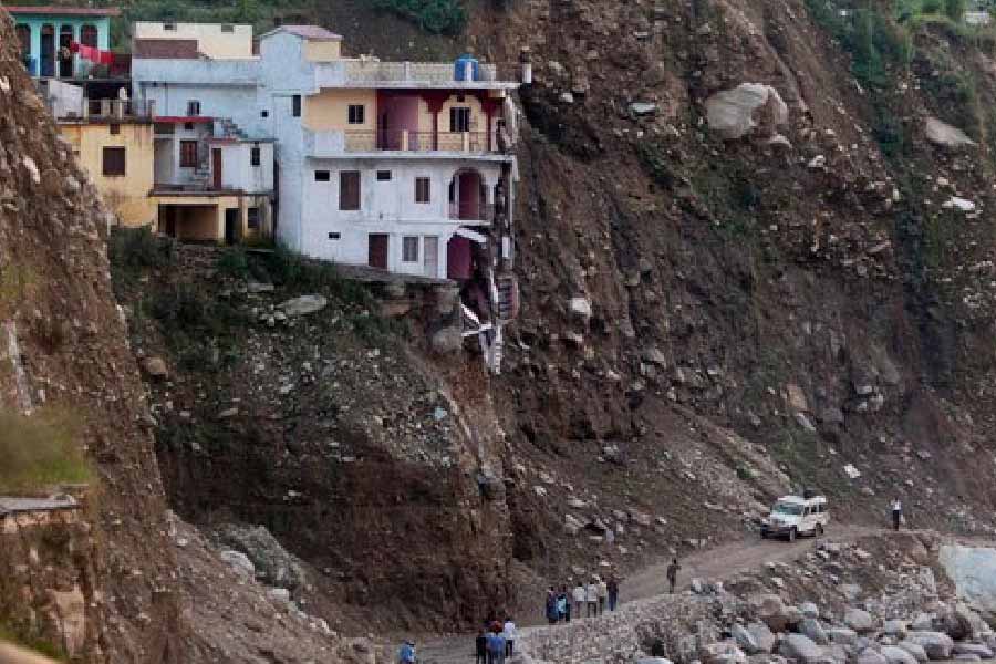 জোশীমঠে এই ফাটল প্রথম লক্ষ করা গিয়েছিল ২০২১ সালে। চামোলিতে হড়পা বানে মারা গিয়েছিলেন প্রায় ২০০ জন। তখনই জোশীমঠের বেশ কিছু বাড়িতে ফাটল দেখা যায়। অনেকেই সে সময় কাঠের খুঁটি দিয়ে বাড়িতে ঠেকনা দেওয়ার চেষ্টা করেছিলেন।