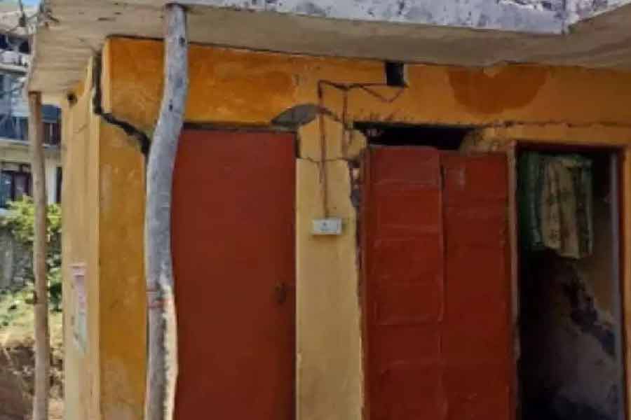 ২০২২ সালের ওই সমীক্ষায় দেখা গিয়েছিল, শহরের অন্তত ৫০০ বাড়িতে ফাটল ধরেছে। গান্ধীনগরে অন্তত ৪০ পরিবার ‘বিপজ্জনক’ বাড়িতে বাস করছে।