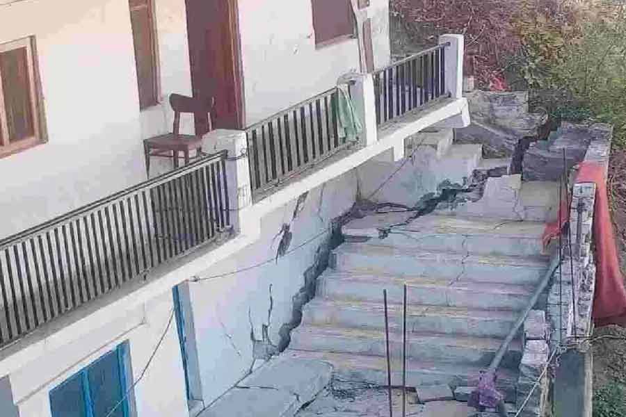 চার ধাম সড়ক প্রকল্পের হাই পাওয়ার কমিটি (এইচপিসি)-র প্রাক্তন প্রধান রবি চোপড়া মনে করেন, জোশীমঠের বার বার প্রাকৃতিক বিপর্যয়ের অন্যতম কারণ হল, পাহাড় কেটে সুড়ঙ্গ তৈরি এবং রাস্তার জন্য পাহাড়ের ধাপ কাটা।