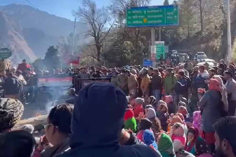 এ রকম যে হতে পারে, ৫০ বছর আগেই সতর্ক করা হয়েছিল। ১৯৭৬ সালে মিশ্র কমিটি উত্তরাখণ্ড নিয়ে সতর্ক করে কিছু সুপারিশ করেছিল। রিপোর্টে জানিয়েছিল, ‘‘সড়ক মেরামতি বা অন্য নির্মাণ কাজের জন্য বোল্ডার খনন করে সরানো উচিত নয়। পাহাড়ের ধারে বিস্ফোরণ ঘটানোও অনুচিত। আর গাছকে শিশুর মতো লালনপালন করা উচিত।’’