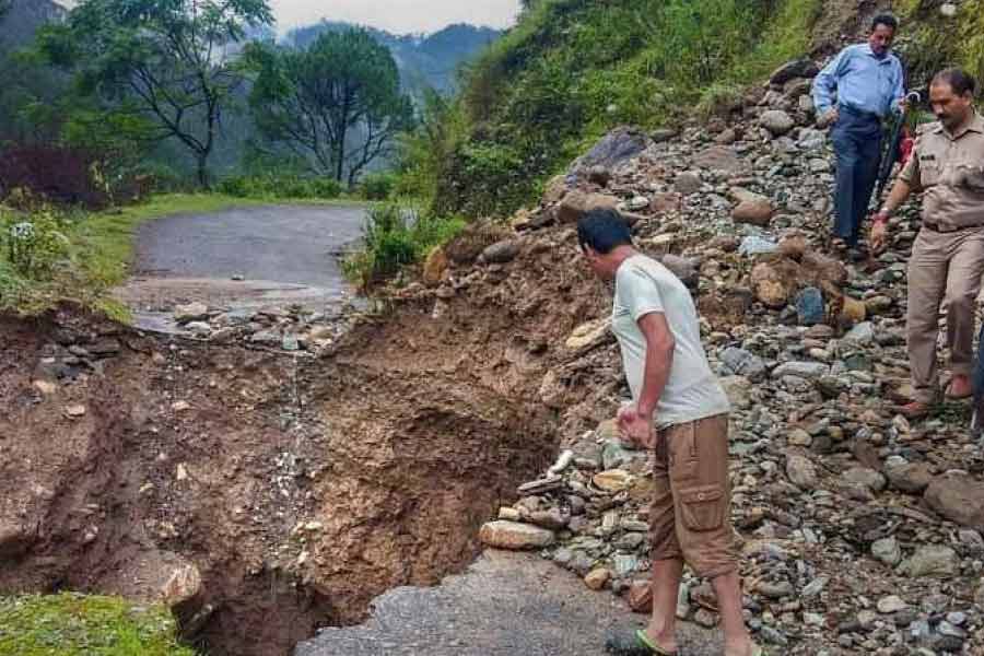 পরিদর্শনের পরেই রিপোর্ট দিয়ে মিশ্র কমিটি বলে, ‘‘অতীতের ভূমিধসের উপর তৈরি হয়েছে জোশীমঠ।’’ কমিটি সুপারিশ করে, প্রাচীন ওই শহরে বেশি নির্মাণকাজ চালানো ঠিক নয়।