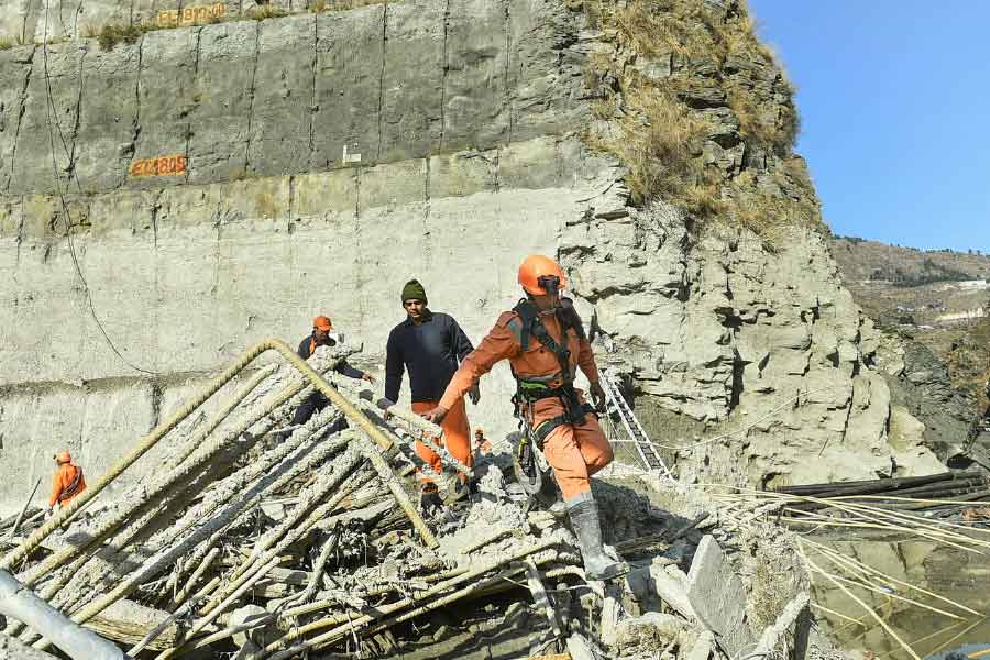 সেই সতর্কবাণী না মেনে উত্তরাখণ্ড ফল ভুগেছিল ২০১৩ সালে। মেঘভাঙা বৃষ্টিতে প্রাণ হারিয়েছিলেন ৬ হাজার জনেরও বেশি মানুষ। সেই ফল ভুগেছিল জোশীমঠও। তার পর মাথা তুলে দাঁড়ালেও ক্ষত আর সেরে ওঠেনি। বার বার জানান দিয়েছে সেই ক্ষত। তার থেকে রক্তপাত এখনও অব্যাহত।