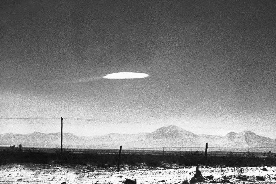 তবে আকাশে ‘ইউএফও’ আমেরিকার সামরিক বাহিনীর জন্যও ডেকে আনতে পারে বিপদ। এতে দেশের নিরাপত্তায় ব্যাঘাত ঘটতে পারে। এএআরও গড়ে তোলার ক্ষেত্রে সে বিষয়টিও মাথায় রাখা হয়েছিল।