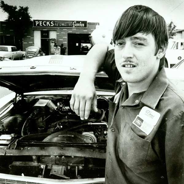 টম ছিলেন আমেরিকার বিজ্ঞানী। কিন্তু কী এমন যন্ত্র বানিয়েছিলেন তিনি?  টম দাবি করেছিলেন, ইঞ্জিনের কার্বুরেটরকে তিনি তাঁর বানানো এমন একটি যন্ত্র দিয়ে প্রতিস্থাপন করেছিলেন যাতে গাড়ি কম তেলে অনেক বেশি দূরত্ব অতিক্রম করতে পারে।