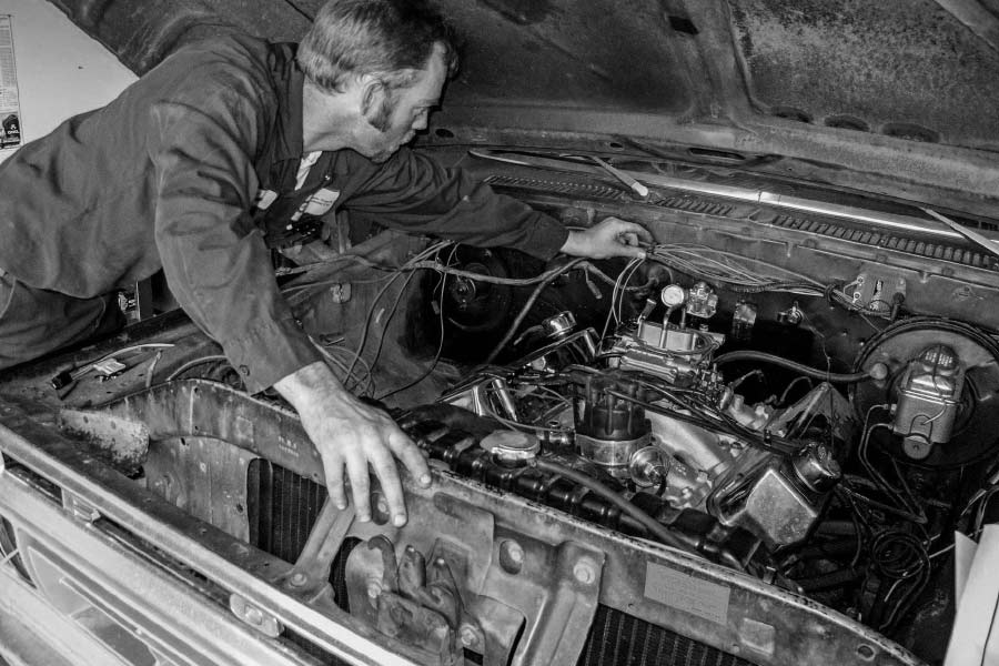 ১৯৭৭-এ টম ৪২৭ অশ্বক্ষমতাযুক্ত একটি ভি-৮ ইঞ্জিন এবং প্রায় সাড়ে ১১ লিটারের ট্যাঙ্ক যুক্ত একটি ফোর্ড গ্যালাক্সিতে তাঁর তৈরি যন্ত্র ব্যবহার করেন।