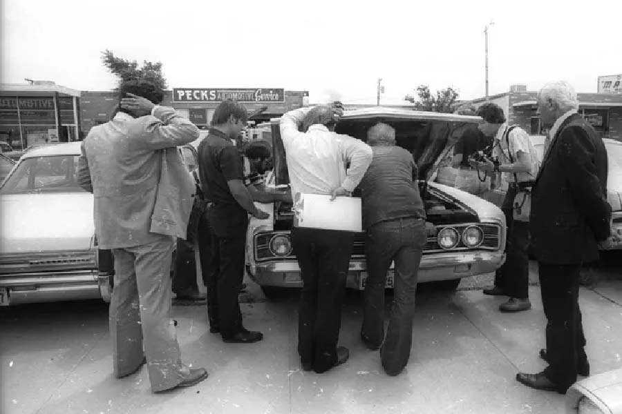 বেশির ভাগ গাড়ির ইঞ্জিনে একটি কার্বুরেটর এবং জ্বালানি পাম্প ব্যবহার করা হয়। তরল জ্বালানি দহনকক্ষে প্রবেশ করে এবং ইঞ্জিনকে শক্তি সরবরাহ করে।