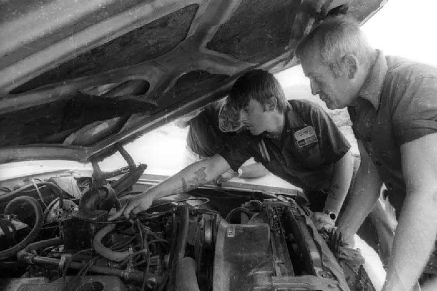 ওগলে এই কার্বুরেটর এবং জ্বালানি পাম্পটিকে একটি ‘ব্ল্যাক বক্স ফিল্টার’ দিয়ে প্রতিস্থাপন করেছিলেন এবং দহন চেম্বারগুলিকে বাষ্পযুক্ত পেট্রল দিয়ে ভরে দিয়েছিলেন।