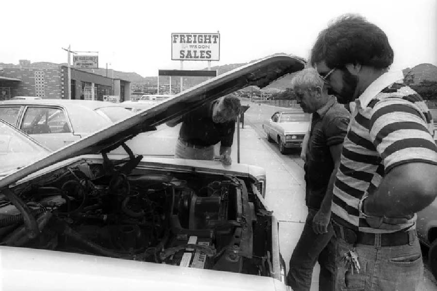 এক বার টম একটি বাগান পরিষ্কারের মেশিন দিয়ে আগাছা পরিষ্কার করছিলেন। তখন সেই যন্ত্র খারাপ হয়ে যায়। সেই যন্ত্র ঠিক করতে গিয়ে তিনি জ্বালানি সাশ্রয়ী যন্ত্র আবিষ্কারের কথা ভাবেন।