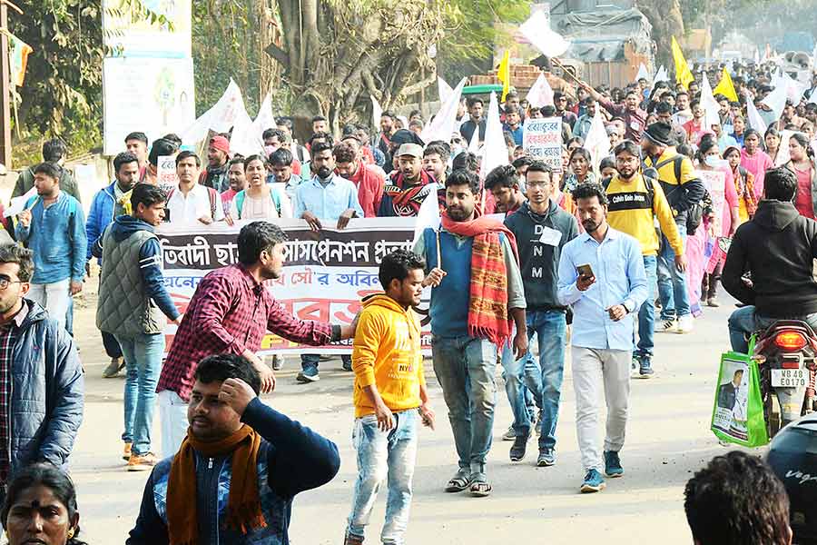 শান্তিনিকেতনে মিছিল এসএফআইয়ের। বৃহস্পতিবার। নিজস্ব চিত্র