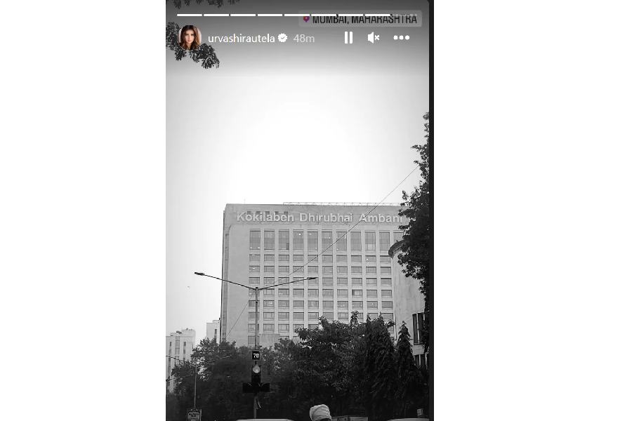 বৃহস্পতিবার  হাসপাতাল ভবনের সাদা-কালো ছবিতে কোনও ক্যাপশন ছিল না। শহরের নাম অবধি লেখেননি অভিনেত্রী। তবু চিনে নিতে অসুবিধা হয়নি, এখানেই  ভর্তি ছিলেন ঋষভ। 