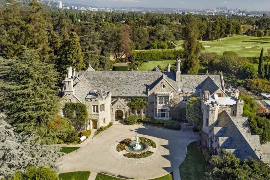 কাইলার দাবি, হেফনারের প্রাসাদে কোনও মহিলা যদি সঙ্গম করতে রাজি না হতেন, তা হলে তাঁদের ঘর থেকে বেরিয়ে যেতে বলা হত।