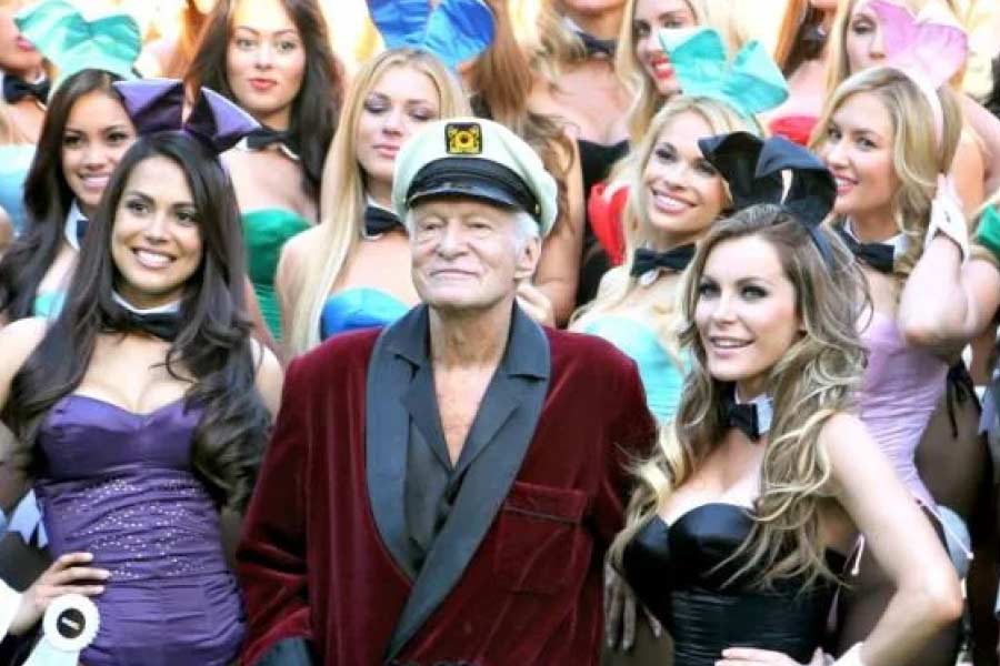 কাইলা জানিয়েছেন, প্রাসাদে প্রায়ই এমন পার্টি হত, যেখানে মহিলারা গায়ে রং মেখে নগ্ন হয়ে পার্টিতে আসতেন।